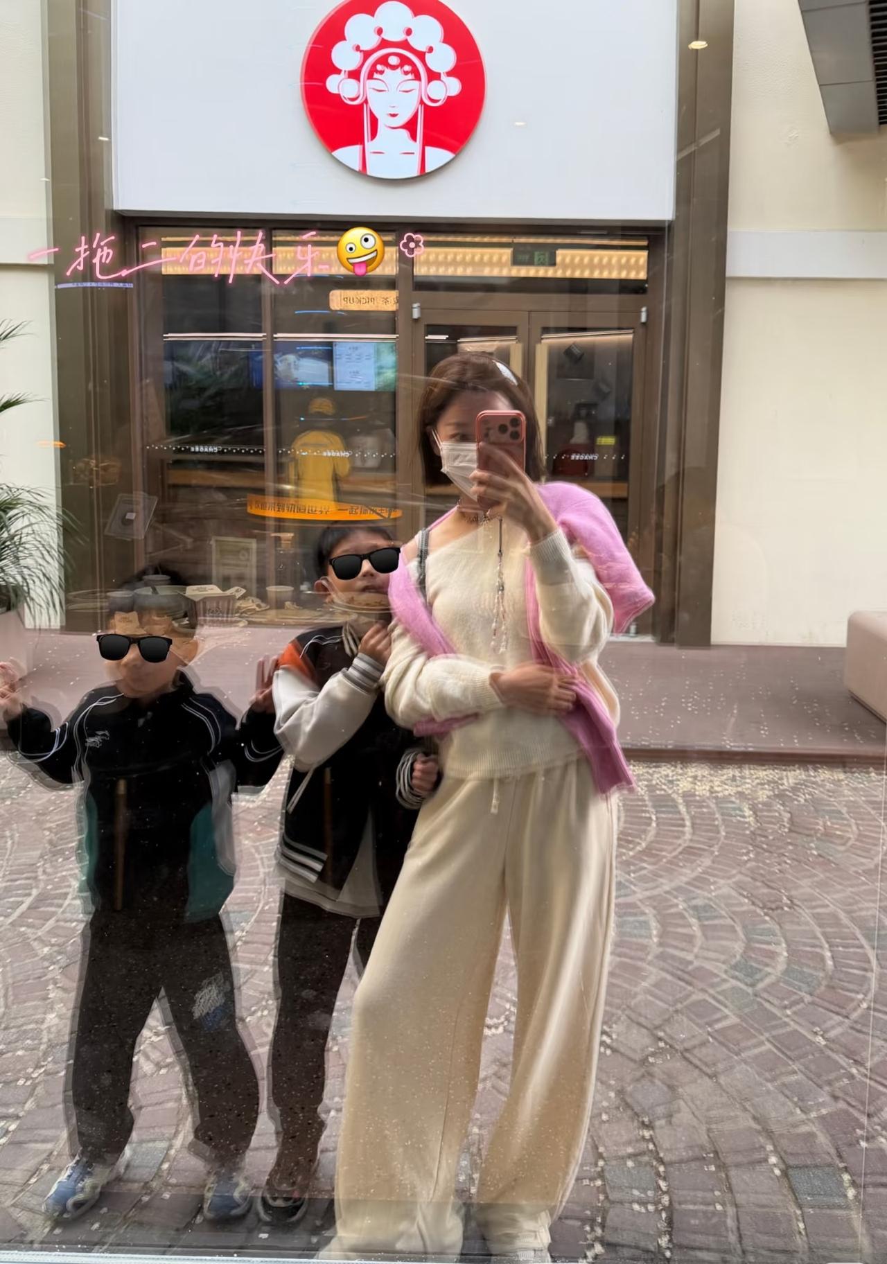 马龙与夏露的孩子在自己做美食——糖拌西红柿，美味接地气！龙嫂刚剪了短发，又