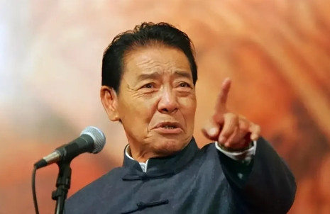 1954年，20岁的单田芳娶了28岁的王全桂。单田芳说:我俩的婚姻就是凑合，我娶