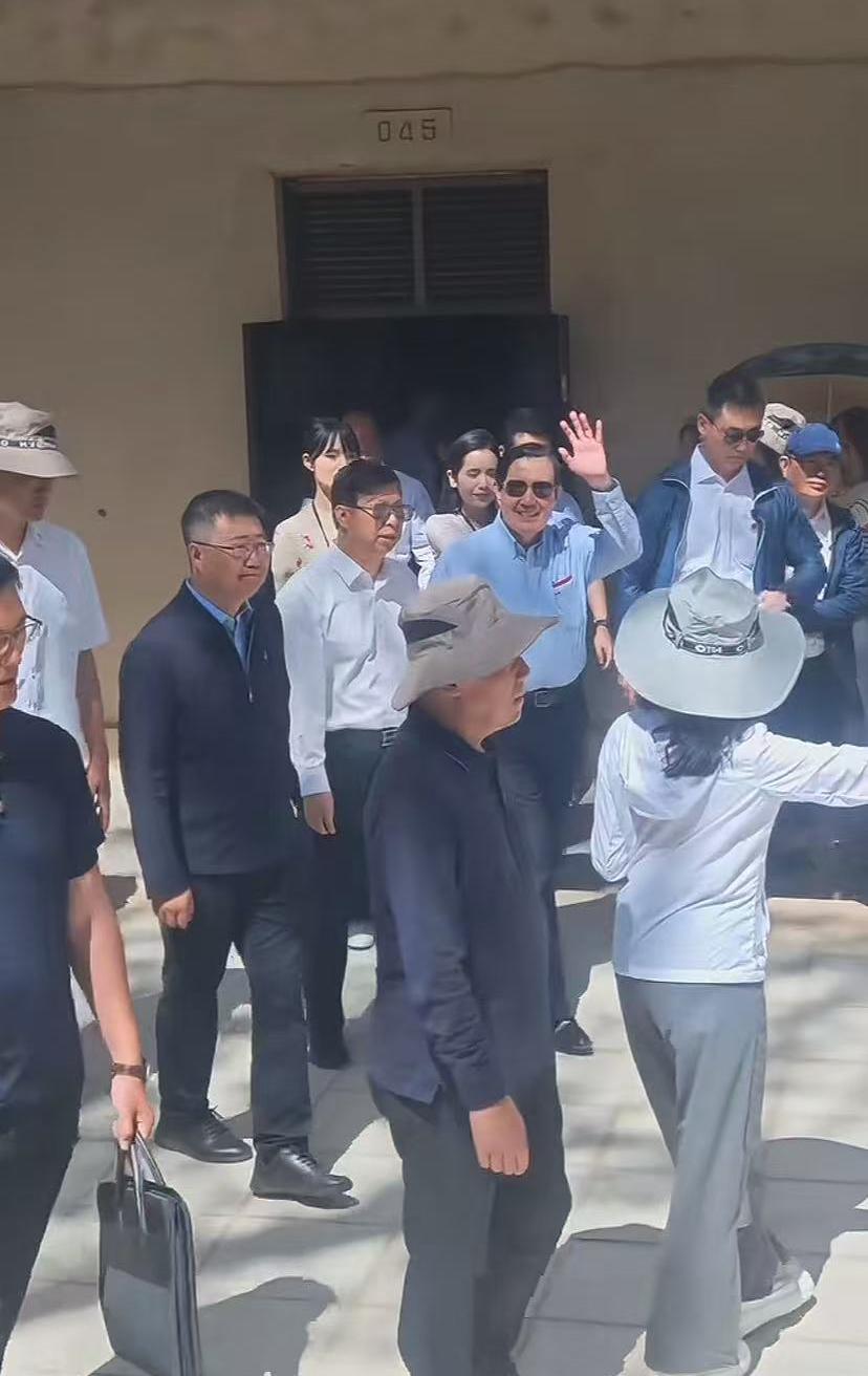 太热了！隔着屏幕也看到很热，马英九在一群人围观下走出了小土门，今天他去莫高窟参观