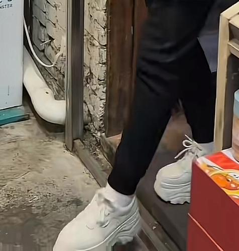 庆奶奶这高跟鞋，得有10多厘米高了吧？大厚底子跟踩了两块砖似的，再仔细一看，好家