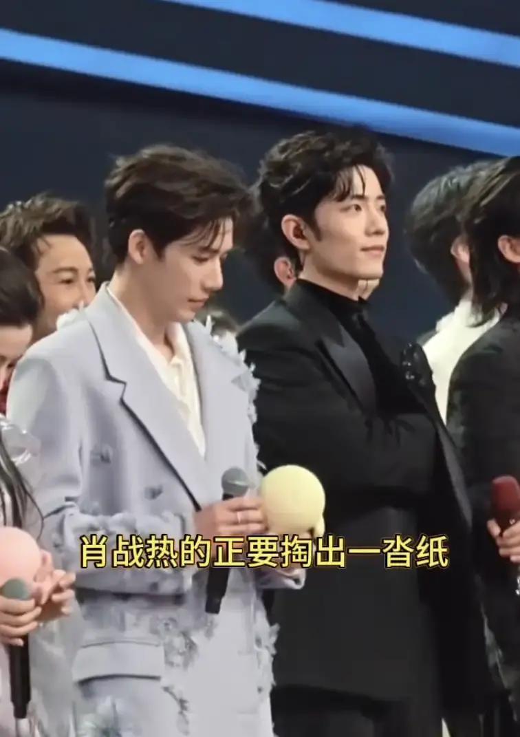 肖战一秒塞纸巾跨年刚唱完三首，他喘得比鼓点还快。汗珠顺着下巴往下滴，他下意