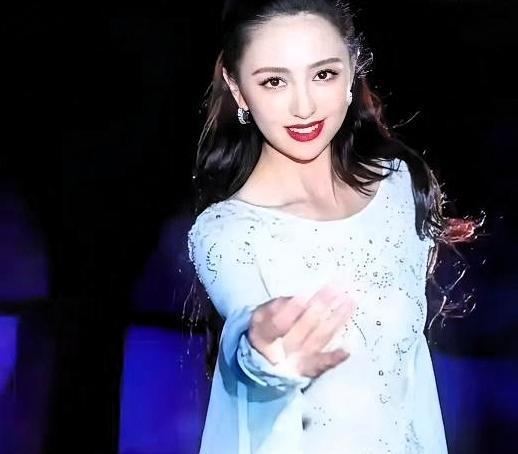 佟丽娅蹲下来问群演“吃饭了吗”的时候，对方连工资都还没拿到。我跟你说，就这一