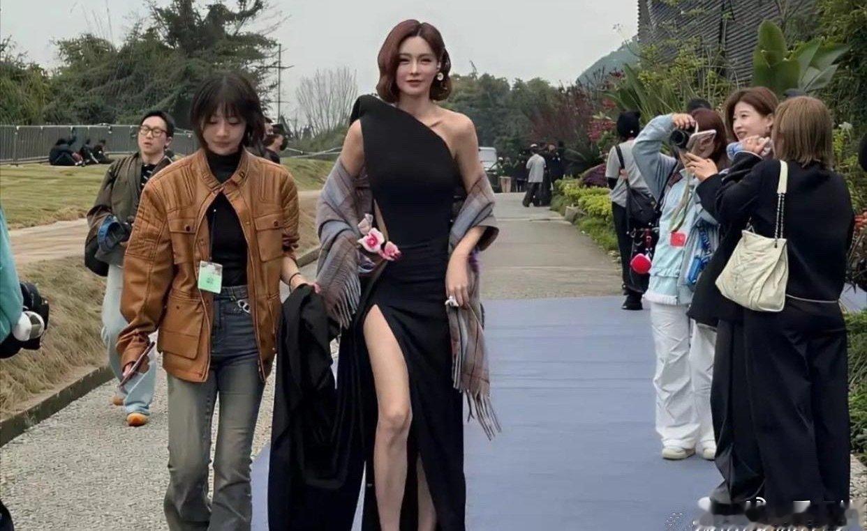 突然理解杜海涛了，沈梦辰直接艳压周边所有人。​