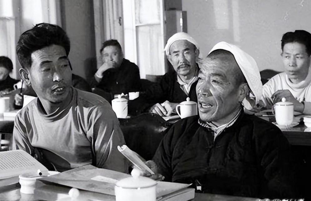 陈永贵进京当了副总理以后，按照相关规定，给他配备了警卫员。他觉得没有必要，非要让