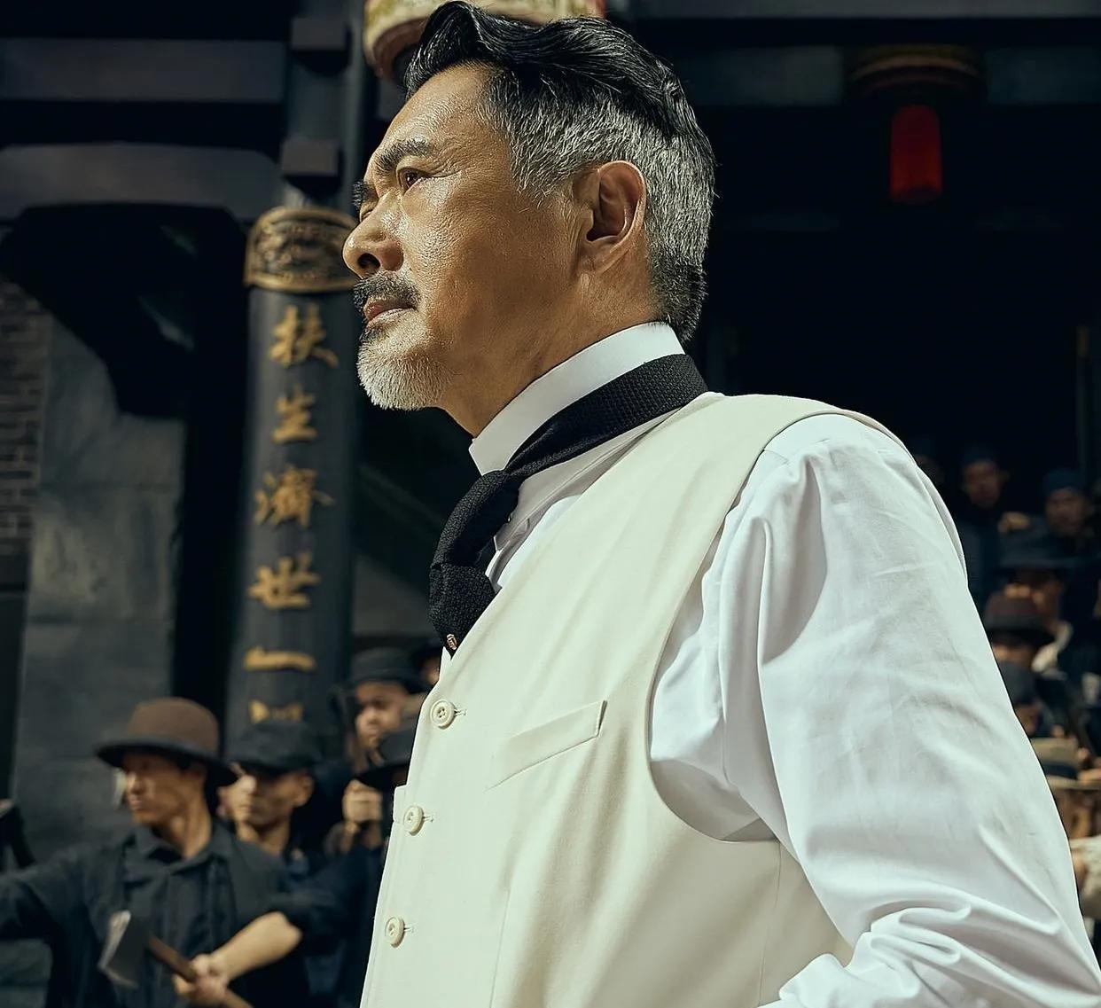 70岁“小马哥”周润发近日现身新加坡，与发嫂陈荟莲同框引发热议。他身形消瘦、面容