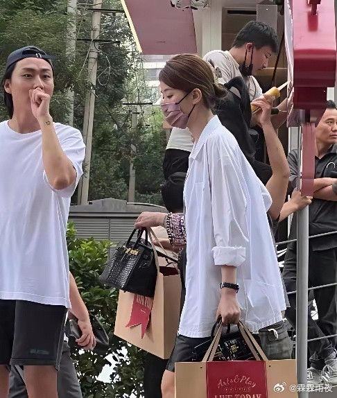 乔欣这是妥妥的踏入富太太的行列啦！一个包竟要45万，这价格都能买辆不错的车了。再