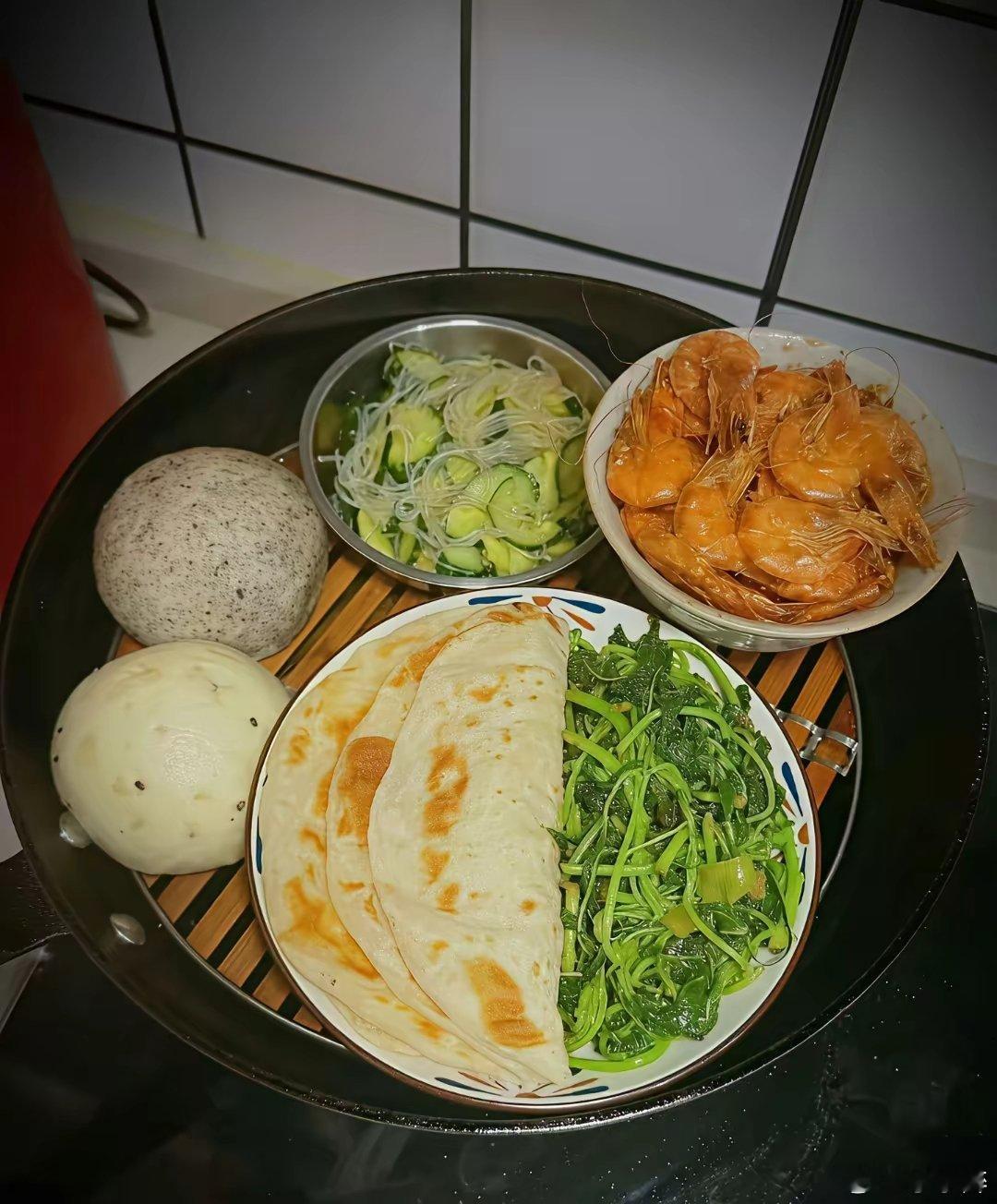 某女网友:婆婆给我留的饭菜，这是正常女生饭量吗​​​​