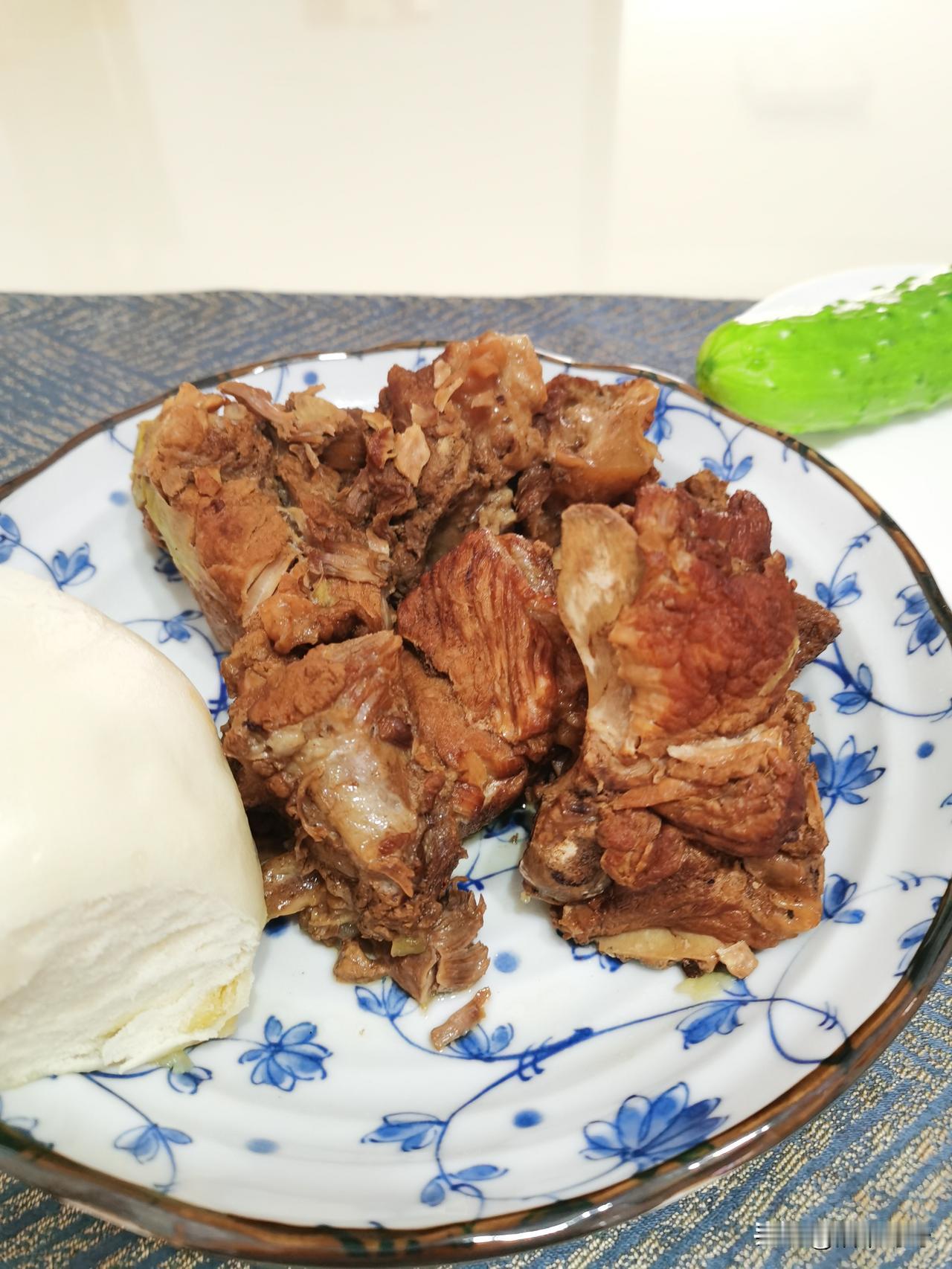 职场聚餐潜规则：没人敢先动筷，都在等领导夹菜；领导一夹菜，全员开始埋头干饭。