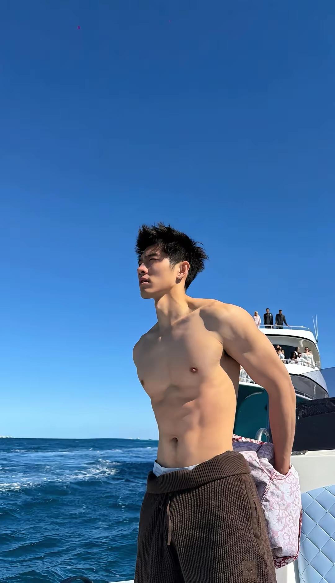 健身房在夏天变得格外热闹，落地窗外是明晃晃的阳光，里面是汗水和呼吸交织的节奏。那