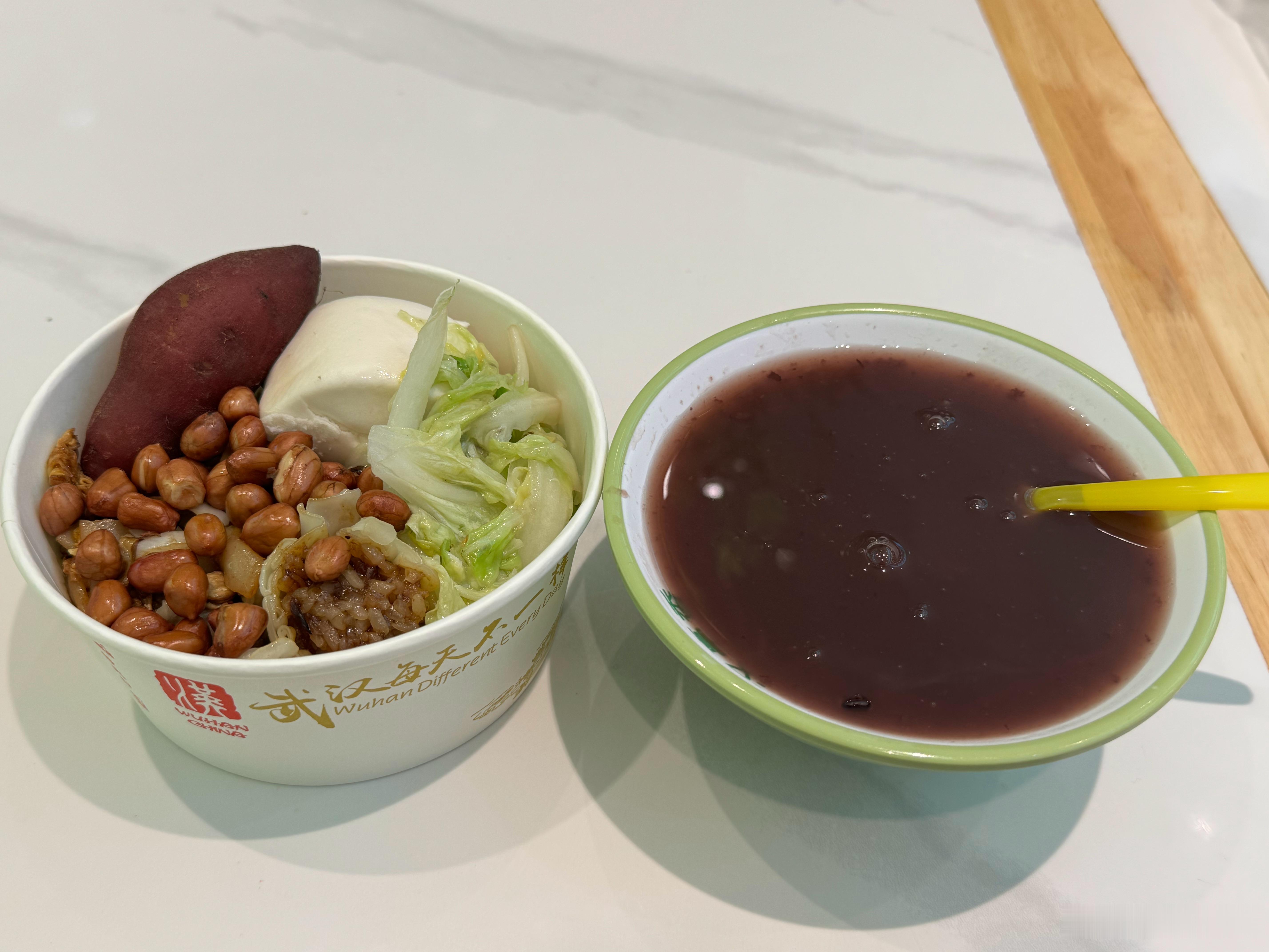 一早起来送小朋友这小家伙还挺牛昨天早上一碗牛肉面吃一半我说你慢慢吃别浪费又扒