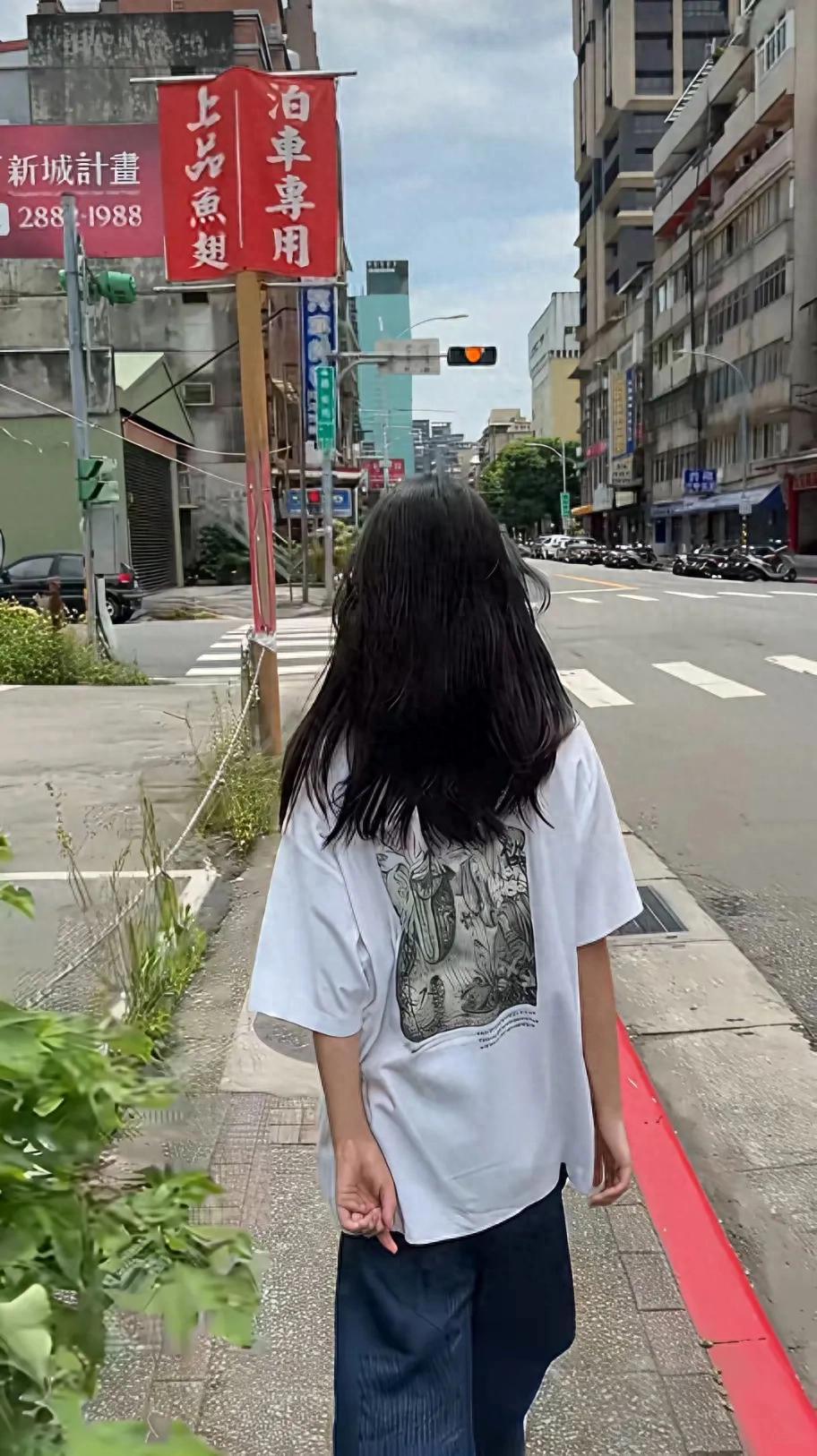 有人说没妈的孩子太可怜，大S女儿小玥玥这穿搭长裤拖地！ 亲妈在的时候也没见打