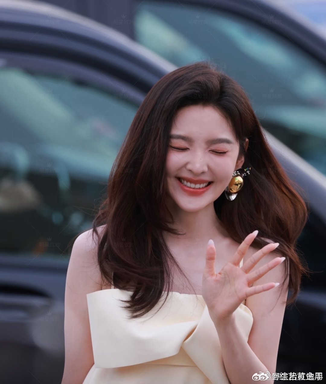 章若楠美甲掉了章若楠美甲掉了两个章若楠黄色蝴蝶结吊带裙被章若楠黄色蝴蝶结吊带裙