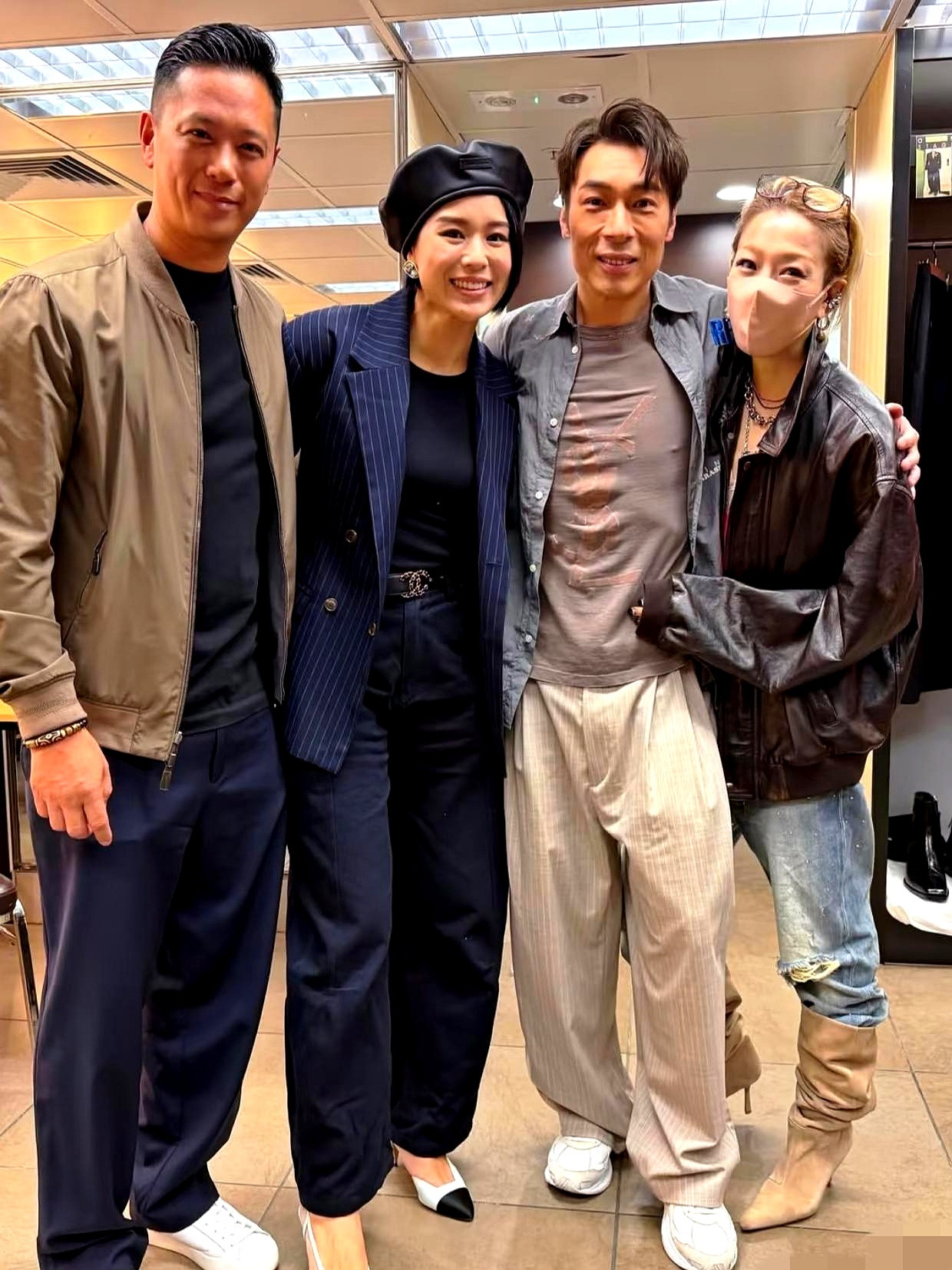 胡杏儿拉着老公去捧场许志安演唱会，俩人当年拍《肥田喜事》的交情确实不浅。可谁也没想到，台下的郑秀文搂