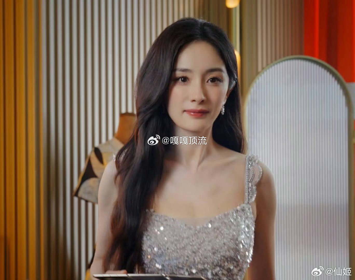 杨幂发型基础美貌就不基础谁懂啊！杨幂这发型一亮相，直接把“基础美貌”的标准拉到