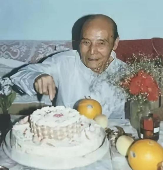 1954年秋天，上海市公安局情报主任胡均鹤接到去北京开会的通知，刚进公安部大门，