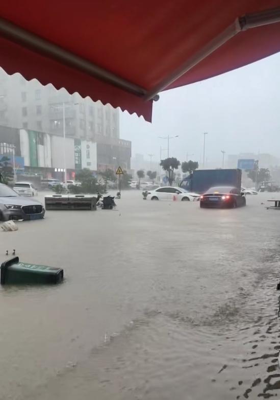 网友快拍！金湾南水大暴雨，水淹街了！一大早，珠海官方媒体就发布了：停课！金湾