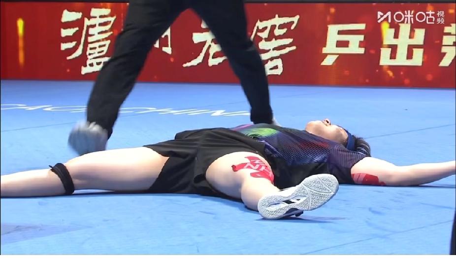 莎头双双登顶！王楚钦4:3绝境翻盘，躺地瞬间直接看哭所有人！家人们谁懂啊！