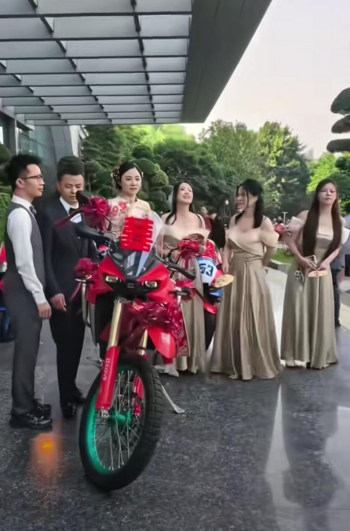 10月6日重庆，星姐陈星伊的弟弟陈小铭举办婚礼，这场机车主题婚礼刷屏网络，现场布
