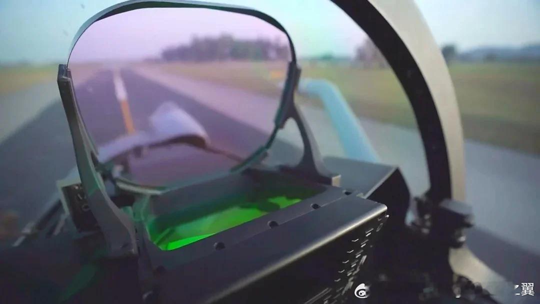 烽火问鼎计划巴基斯坦米纳斯空军基地第15中队歼-10CE战斗机的衍射平显，采用