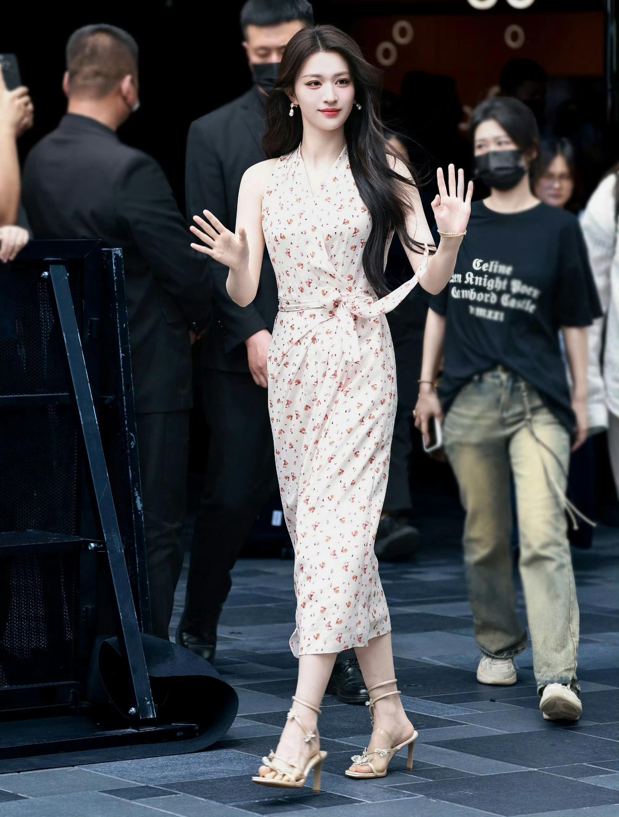 简单的碎花裙被王楚然穿得这么美丽动人