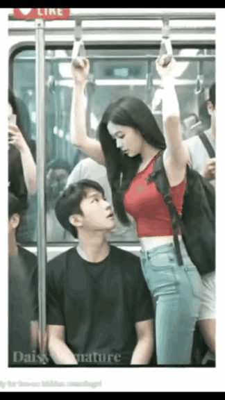 网友:小伙子真有眼力劲，还知道赶紧给让个座。