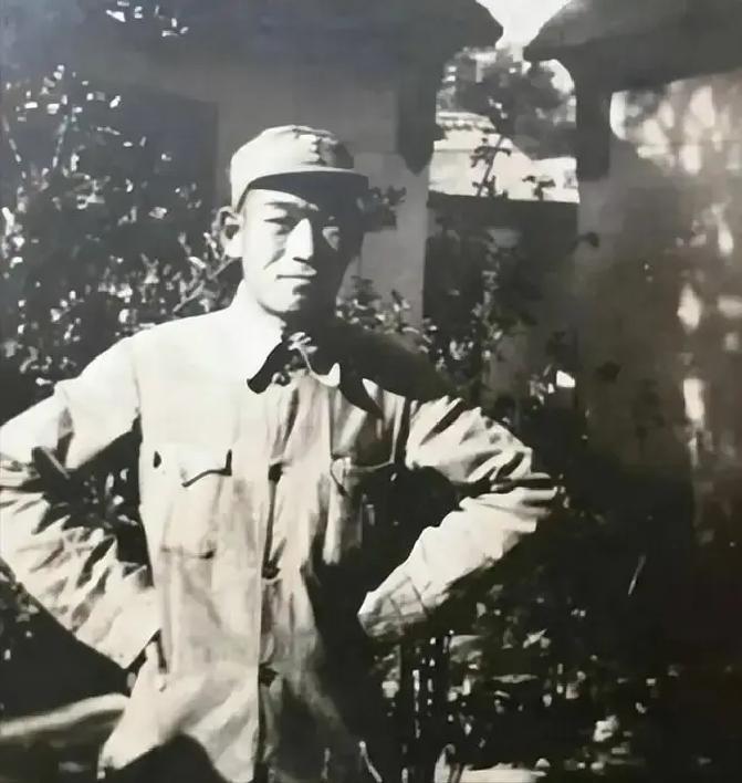 1941年，八路军侦察员刘锡坤外出执行任务，晚上借宿在一个地主婆家中，地主的儿媳