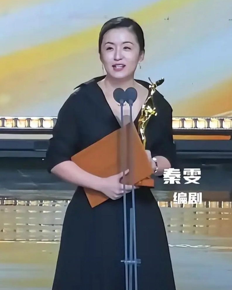 王家卫秦雯两个人的对话我怎么感觉他俩关系不一般！秦雯这个姑娘啊！说实话，这位