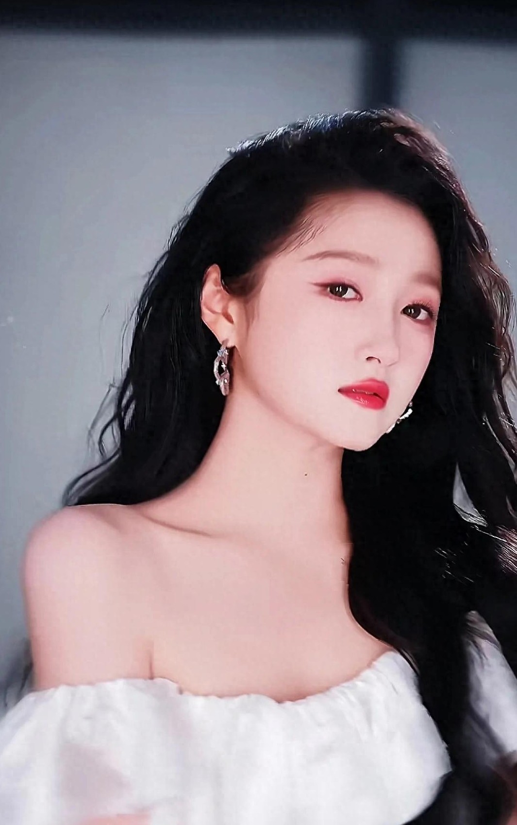 关晓彤真的是越来越美了，有点复古美人的感觉，感觉她可以演万人迷了。不知道为什么