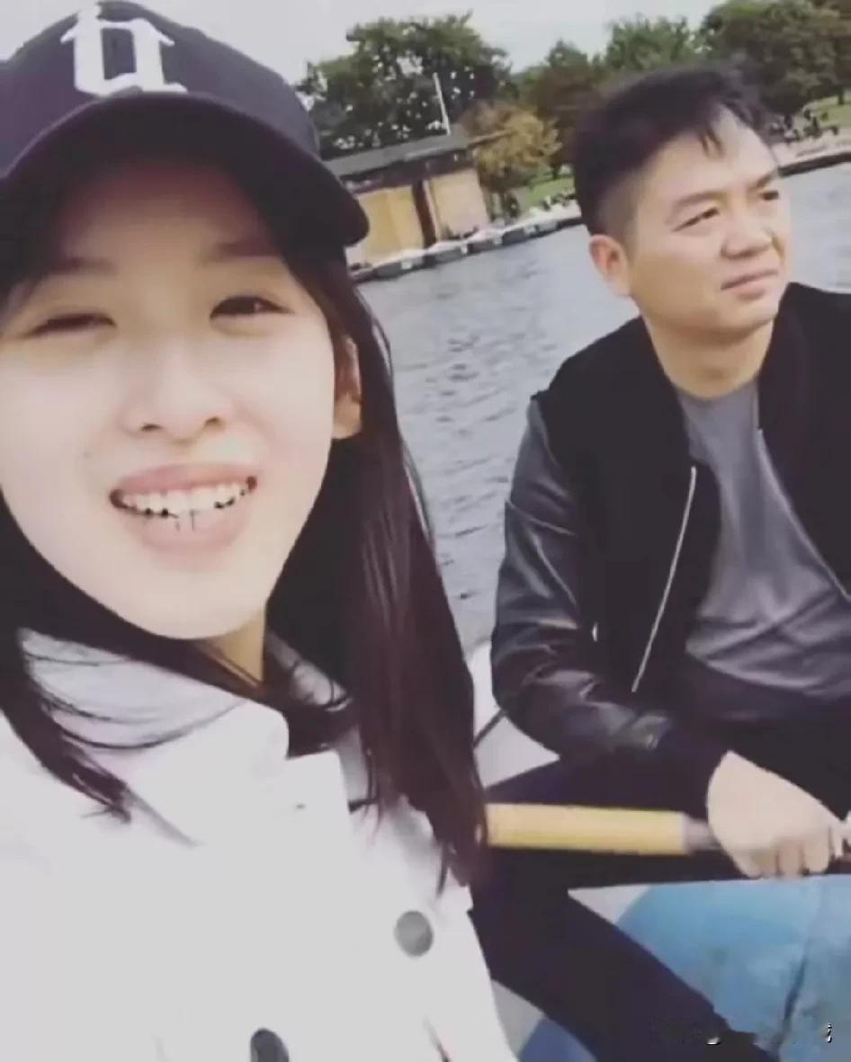 刘强东和妻子章泽天划船，章泽天满满的幸福感，笑得太灿烂了，东子一脸骄傲，绝对是个