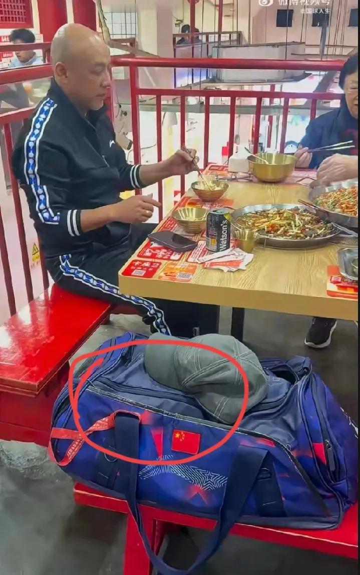 就在今天，有网友在成都偶遇了肖战，他在街上吃饭，看着很好吃的样子。粉丝和他打招呼