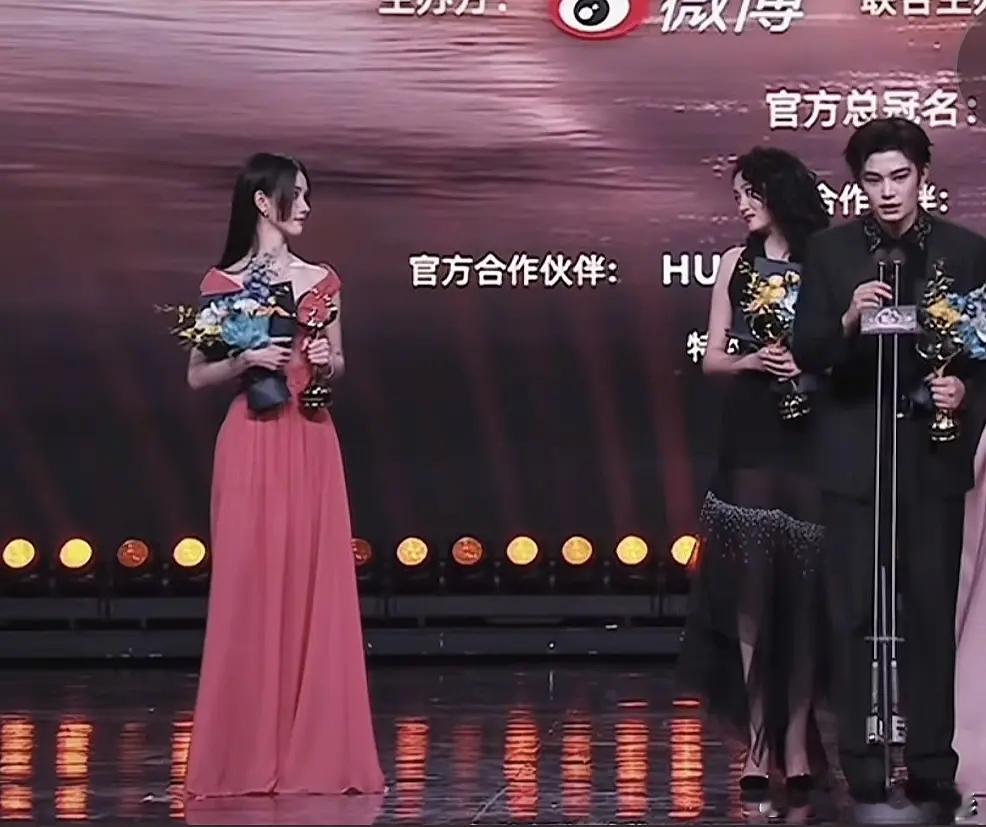 对视的好暧昧啊🙉左耳组关系依旧甜蜜