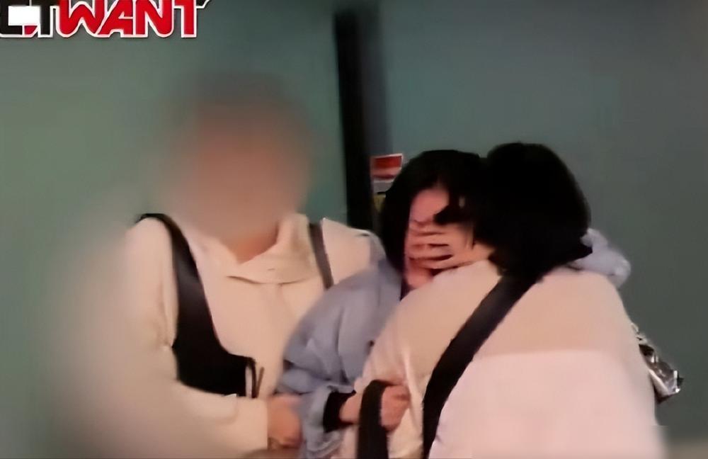 前几天深夜，台北街头。小S被拍得狼狈透顶。刚录完节目外景，喝得站不稳，被俩助