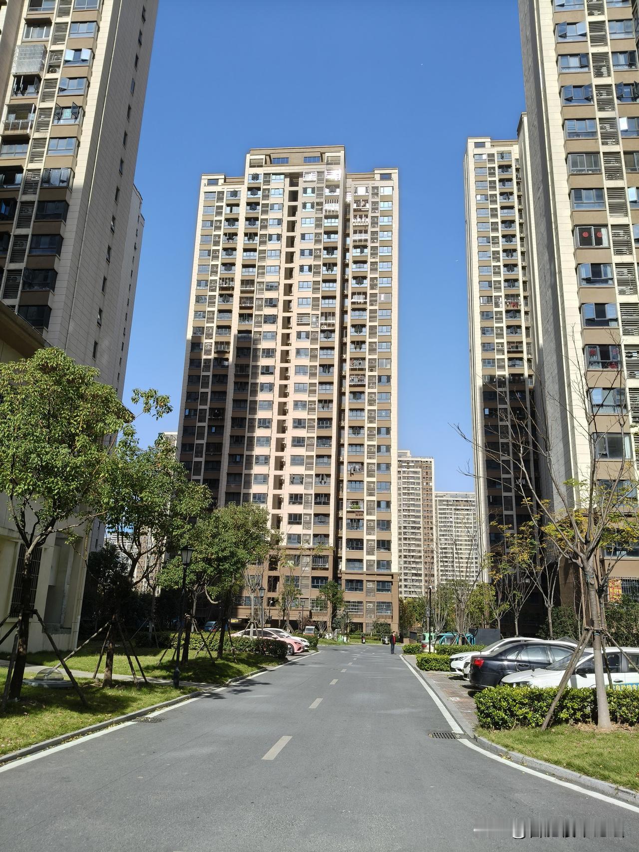 城市里的拆迁户，其实是时代恩赐的一个群体。合肥高新区城西桥的回迁小区跟对面的商品