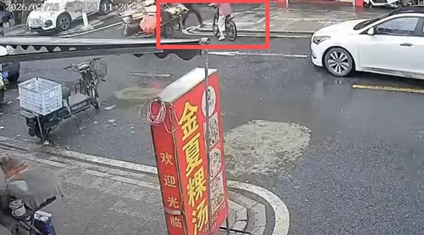 “太离谱！”广东揭阳，一黑衣中年男子骑三轮车拉着一车纸壳在路中央左拐，对向一男孩