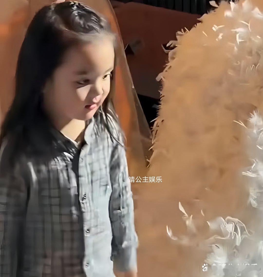 郭碧婷带着4岁儿子参加活动，向笙打扮得像个小姑娘，留着披肩长发，圆圆的脸蛋大大的脑门，和爸爸向佐小时