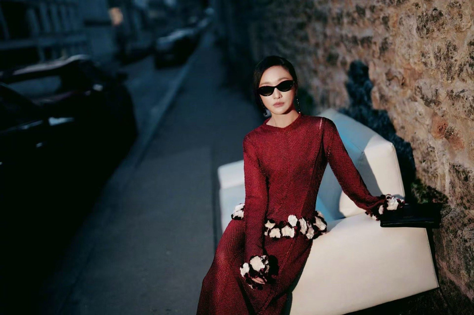 周迅高定女王看高定秀时尚圈迭代迅速，但周迅在香奈儿心中的位置始终稳固。这源于