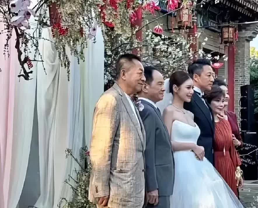 你看，你看，这就是格局，可惜S妈没有，要不然站在汪大爷旁边的就是她了！发现