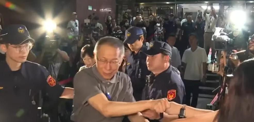 台北地方法院今天傍晚6时50分裁定柯文哲维持7000万交保后，今天在台北地方法院