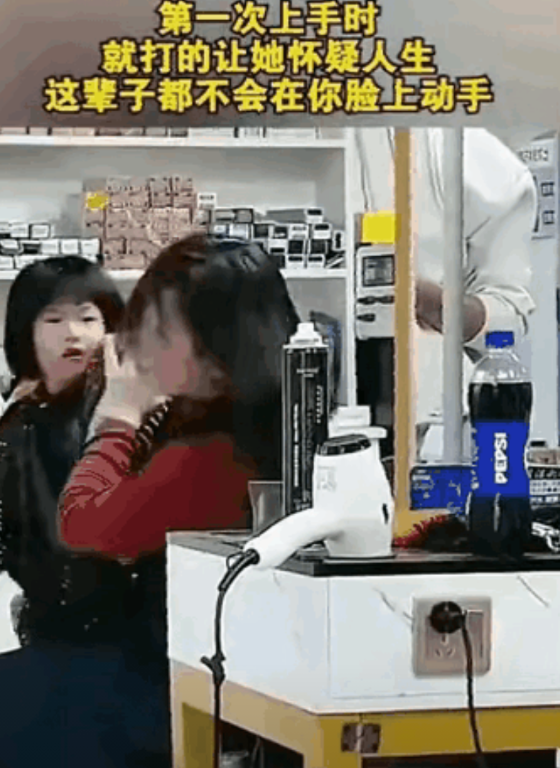 惯子如杀子！四五岁的小女孩往妈妈脸上连扇几巴掌，妈妈竟无动于衷。网友：第一次上手