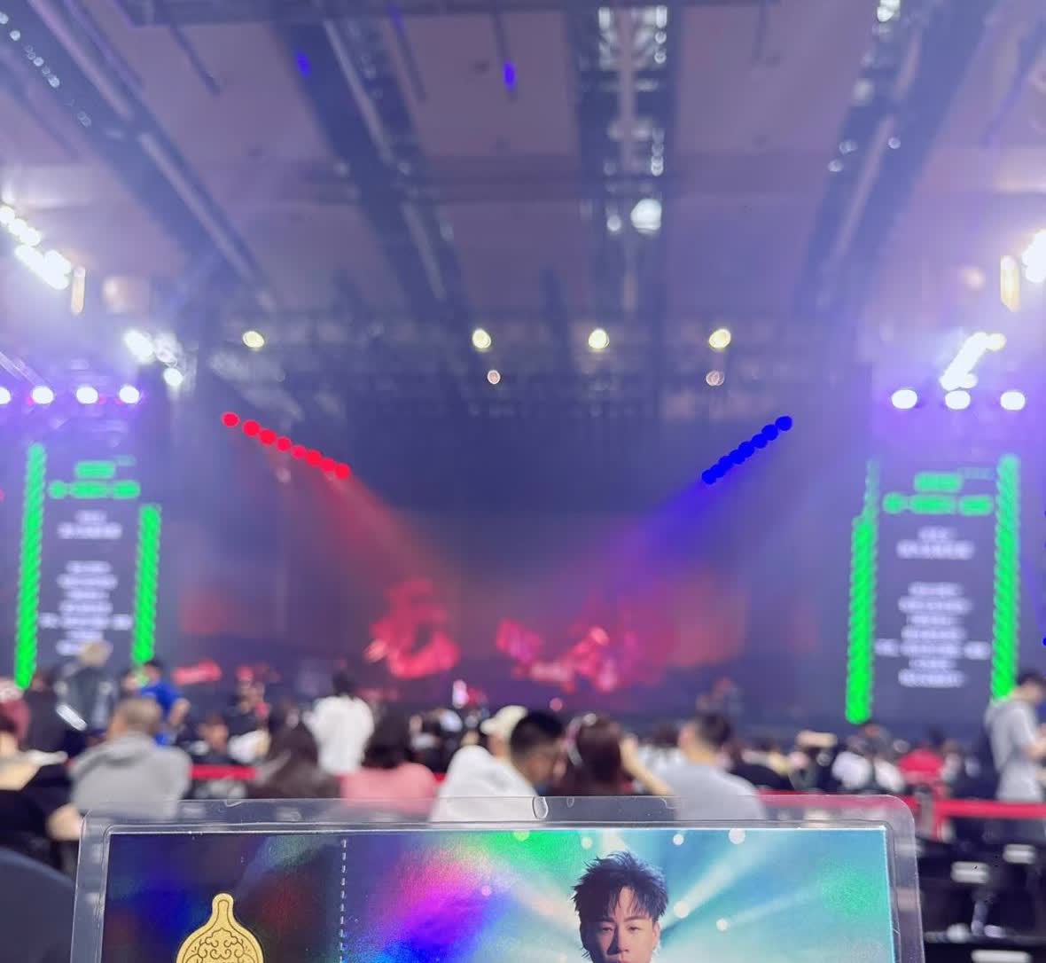 怪不得怪不得陈奕迅连病都没好也要开演唱会不是因为天价违约金，而是因为