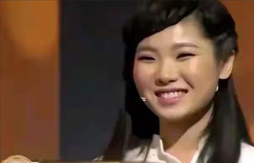 山东一女孩父亲去世，母亲瘫痪，她辍学打工，一陌生男子资助她上大学，谁知，女孩大