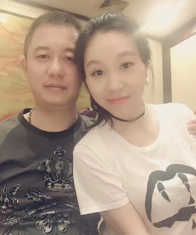 10年前的干妈看起来像高中生，干爸看起来有点显老。