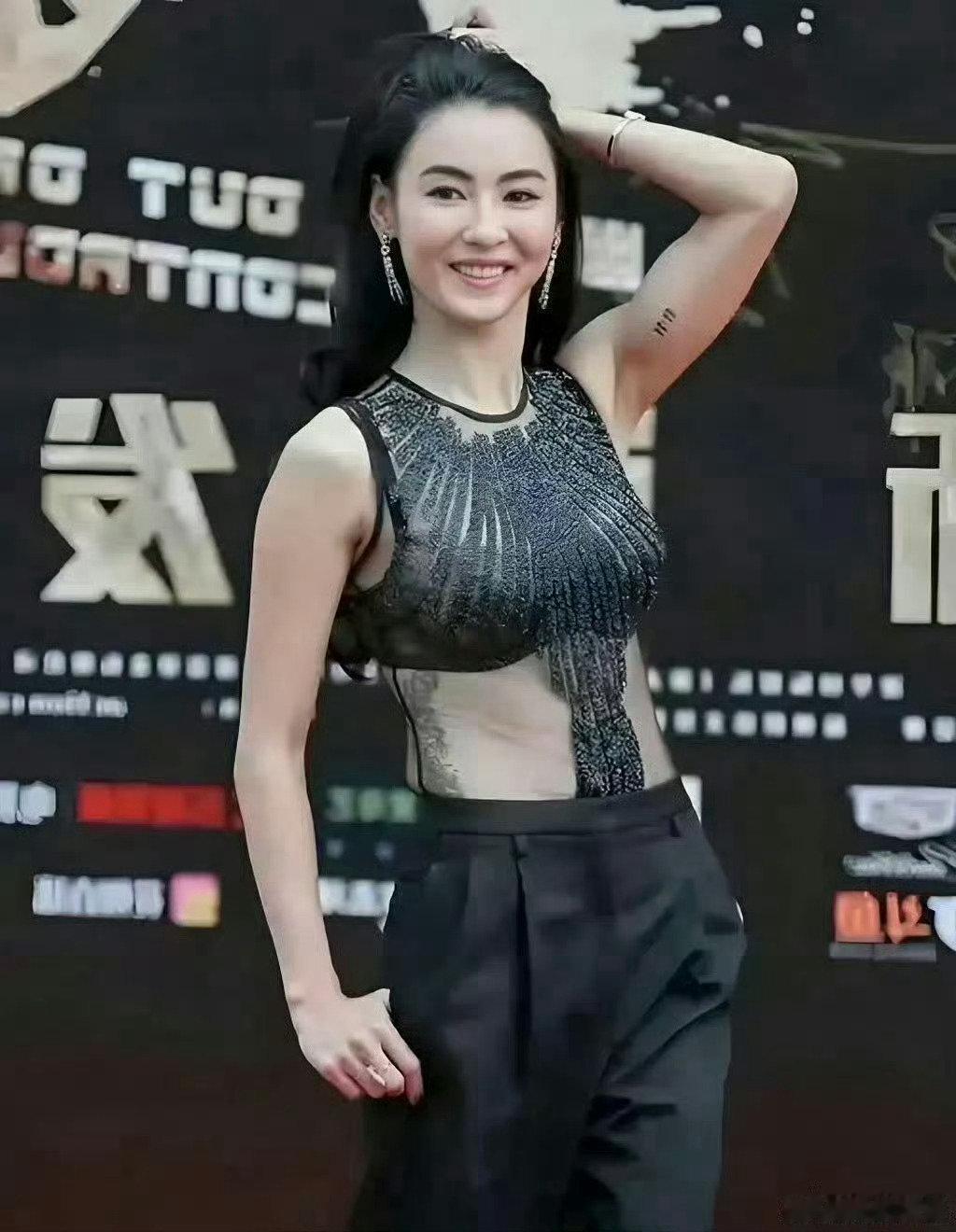 很好奇张柏芝的纹身是什么意思，有人懂吗？​