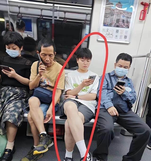 上海地铁有个爷叔彻底懵了，盯着对面乘客看了半天，愣是没分清是男是女。那乘客留
