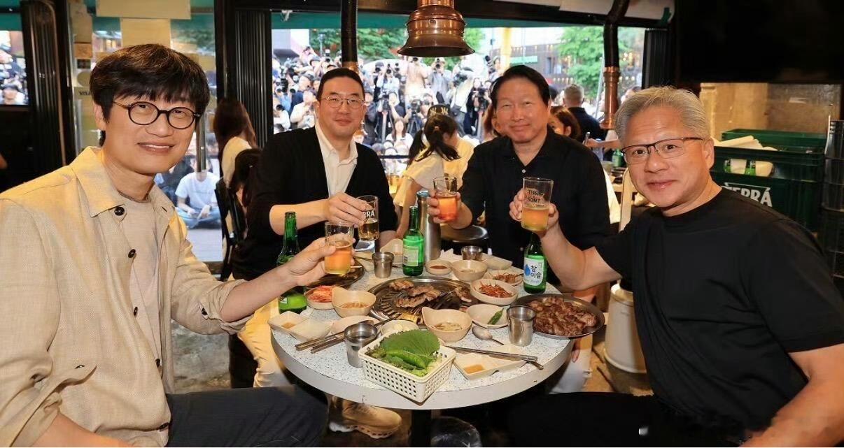 黄仁勋与韩国三名商界大佬烤肉聚会哈啤酒…吃烤肉，我看紫苏叶都整理的非常细致