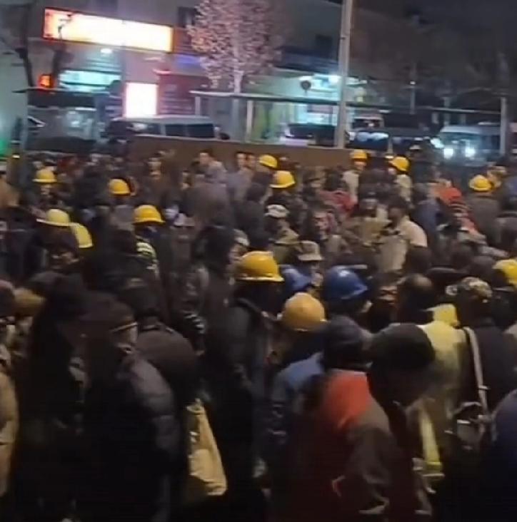 民生多艰，凌晨五点的济南劳务市场，曾经我也差点要去的。我没去的原因是我起不