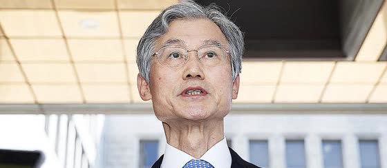 9月12日，韩国大法院院长曹喜大针对共同民主党正推进的大法官增编等司法改革举措，