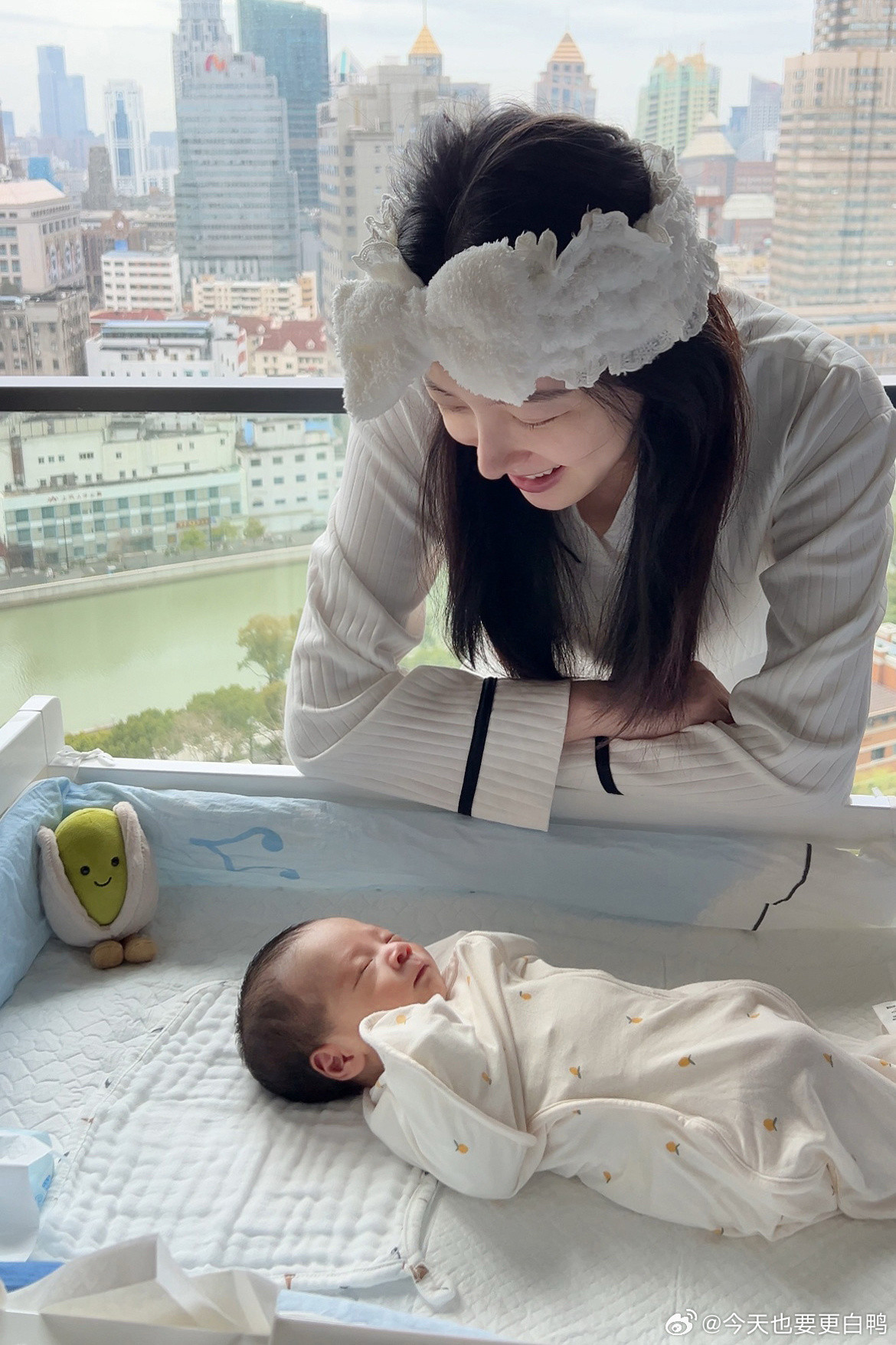 早安亲子时刻！人类幼崽还在睡觉😪