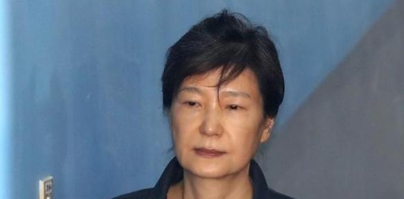 韩国政坛，真是杀疯了。尹锡悦刚被法院一审判了无期徒刑，同一天，74岁的朴槿惠养老