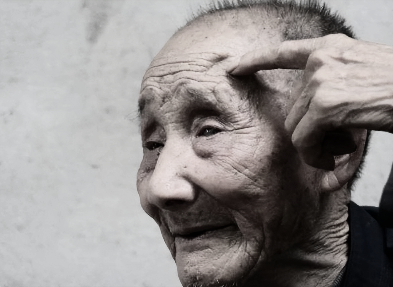 打扫战场，我发现一日本兵尸体的脚有动静。于是拿石头砸去，没想到被砸的日本兵哇哇地